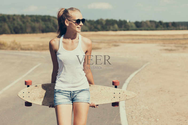 玩滑板的少女正版图片素材