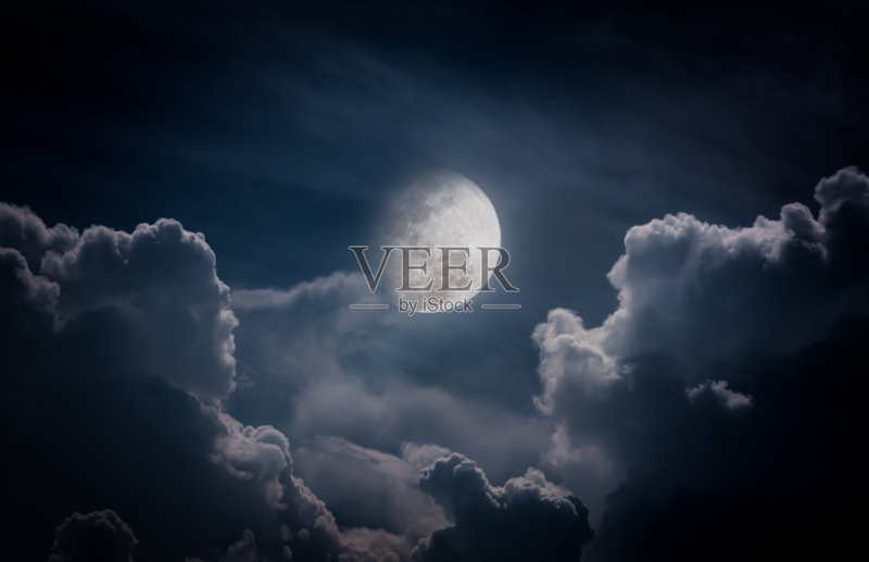 乌云密布的夜空,满月会成为绝佳的背景。正版图片素材