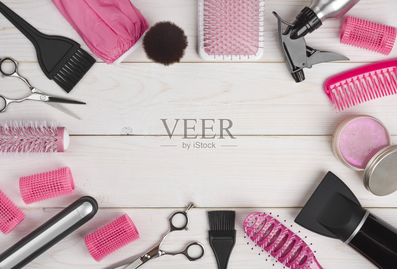 美发工具在木板背景与copyspace在中心正版图片素材