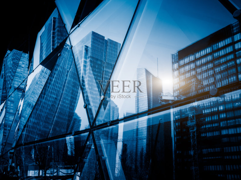 现代玻璃摩天大楼反映周围的建筑正版图片素材