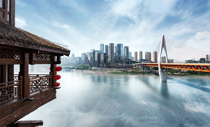 轻轨在重庆的铁路上行驶正版图片素材