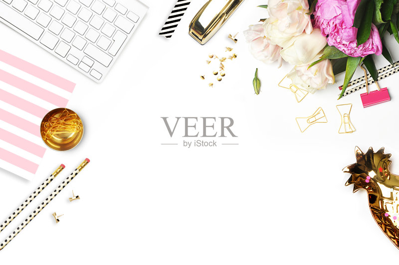 桌上有朵花。键盘和订书机。回家工作。表视图。业务配件。模型的背景。牡丹正版图片素材