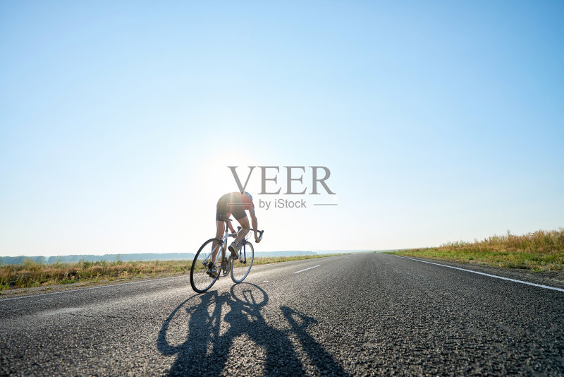 在开阔的道路上骑自行车正版图片素材