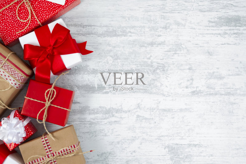 冰冻木桌上的圣诞礼盒正版插画素材