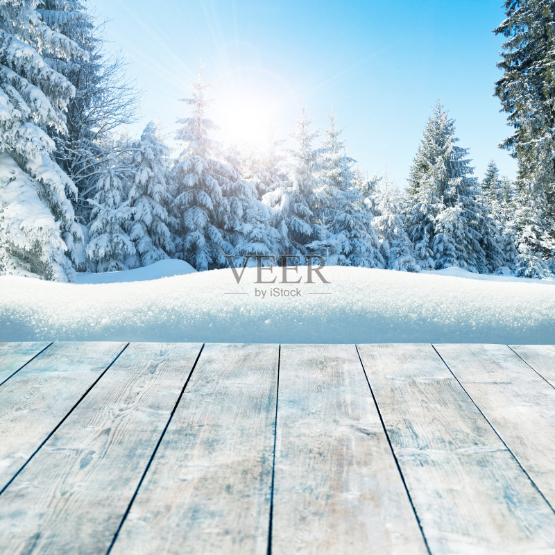 冬天的背景与白雪覆盖的松树后面空荡荡的木板正版图片素材