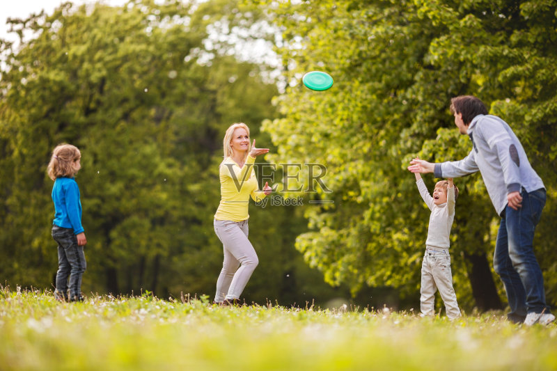 一家人在大自然中玩飞盘。正版图片素材