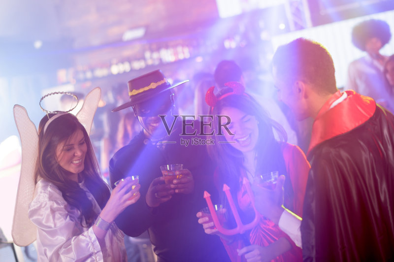 一群快乐的朋友在万圣节化妆舞会正版图片素材