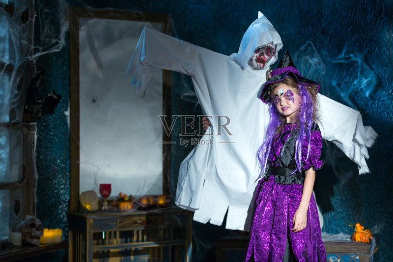 小女巫和魔鬼朋友正版图片素材