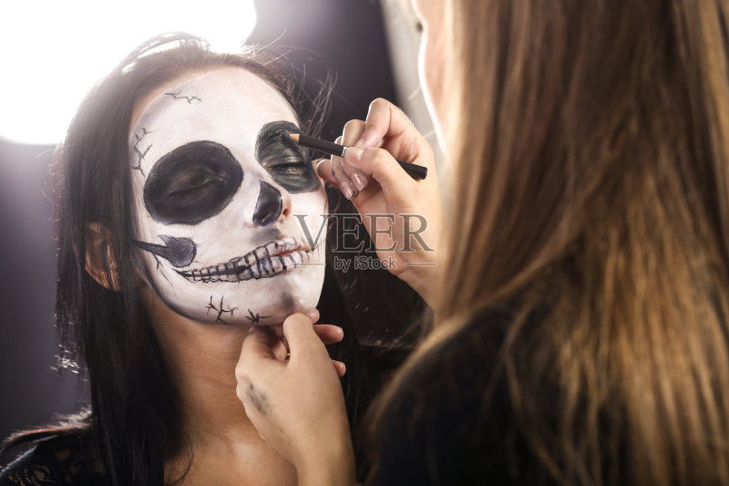 化妆艺术家做人体彩绘正版图片素材