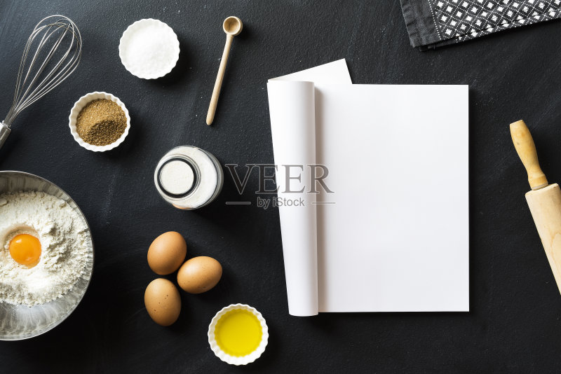 烘焙食谱,折叠的杂志,黑板上有白纸正版图片素材