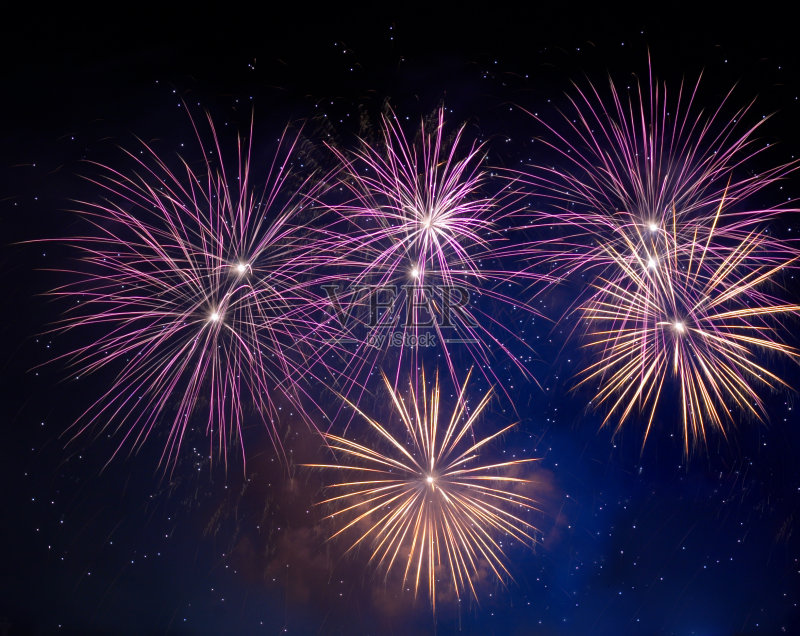 焰火照亮夜空以示庆祝正版图片素材