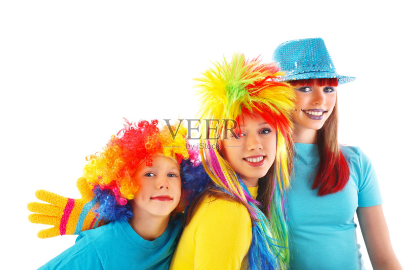 三个穿着戏服的派对女孩正看着摄像机。正版图片素材