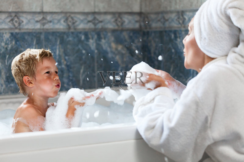 妈妈和孩子在浴室里玩正版图片素材