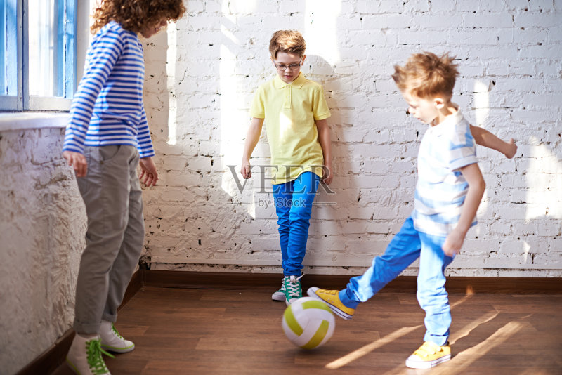 孩子们踢足球正版图片素材