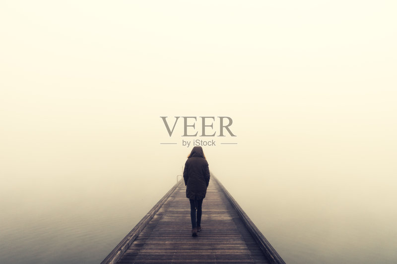 过桥的女人正版图片素材