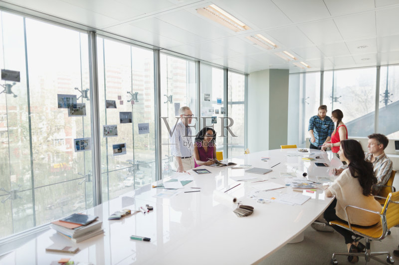 业务同事在策划会议室交谈正版图片素材