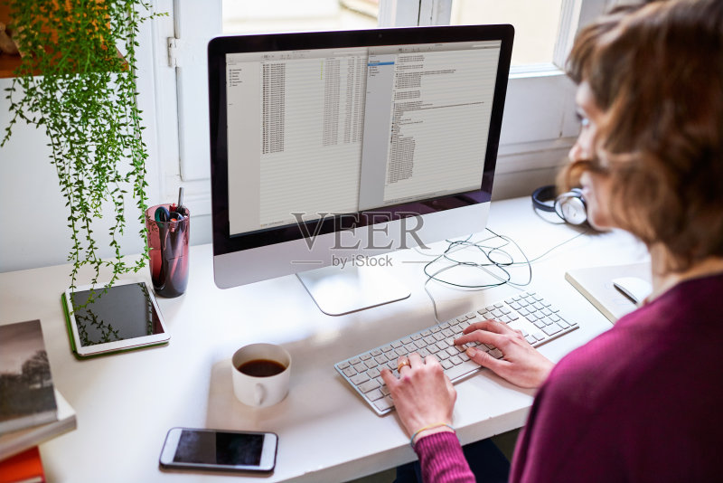 在她的电脑上努力工作正版图片素材