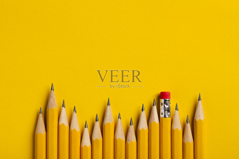 黄铅笔在黄纸上正版图片素材