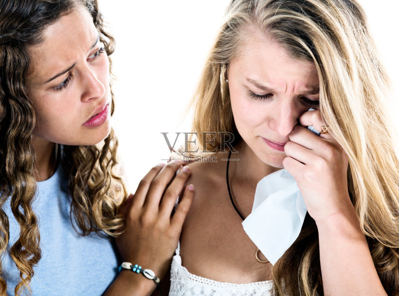 同情他人的青少年安慰她哭泣的朋友正版图片素材