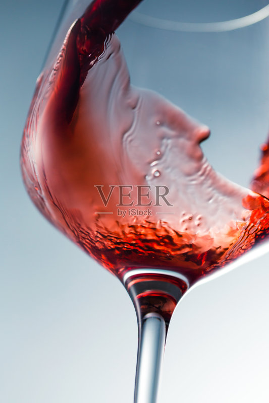 红酒倒入玻璃杯正版图片素材