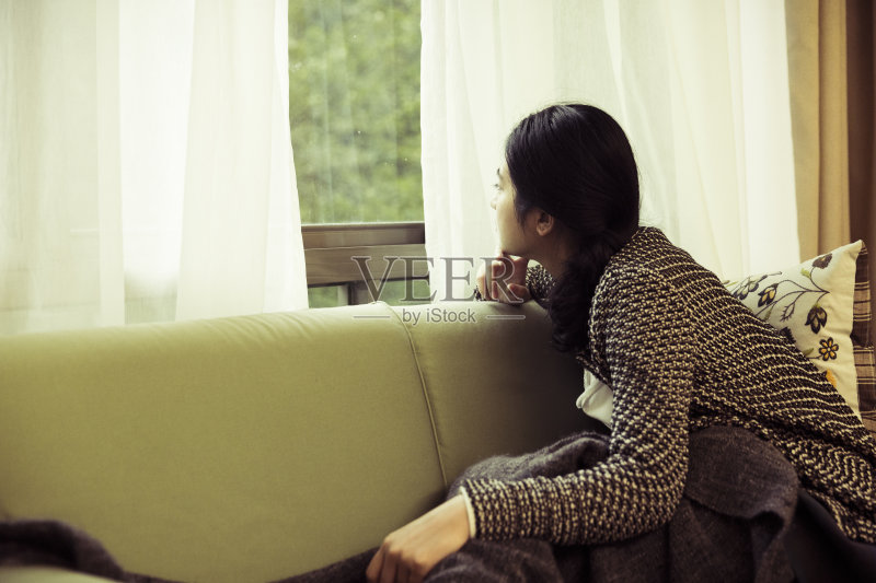 窗口的亚洲女人正版图片素材