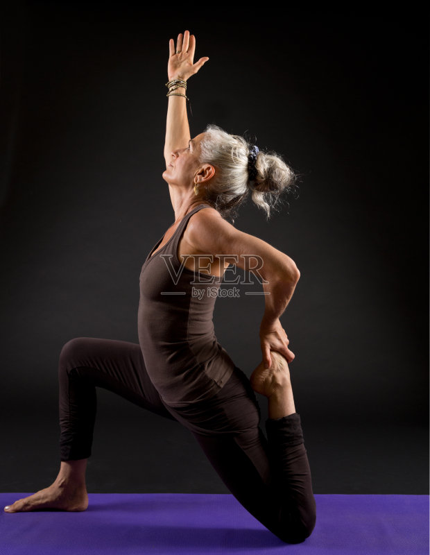 白发苍苍的老妇人在做瑜伽正版图片素材