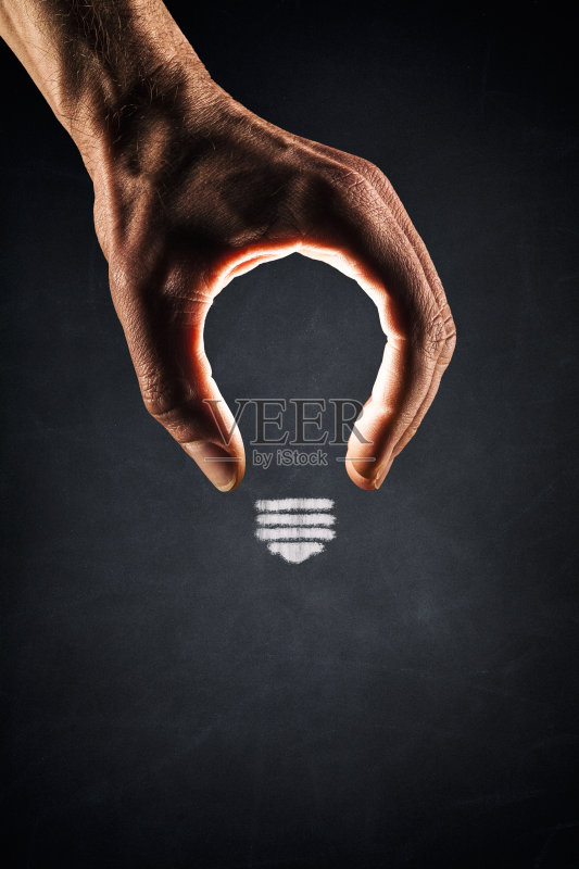 在黑板上的人的手灯泡-新想法发光正版图片素材