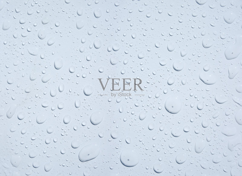 白色表面上的珠状水滴正版图片素材