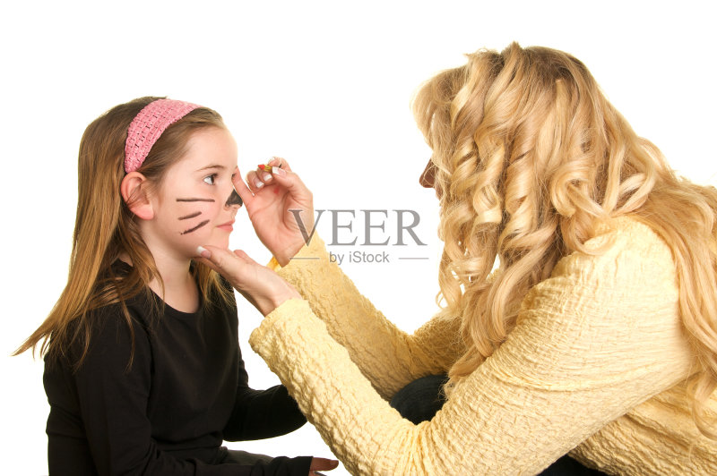 可爱的女孩在脸上涂胡子正版图片素材