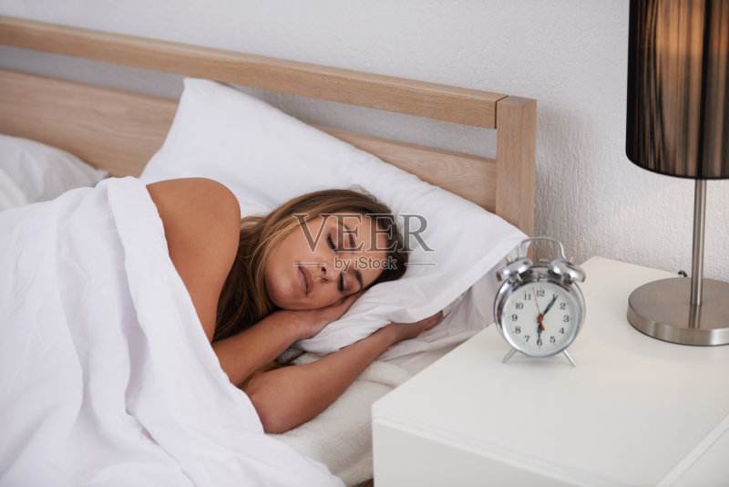 闹钟马上就要响了……正版图片素材