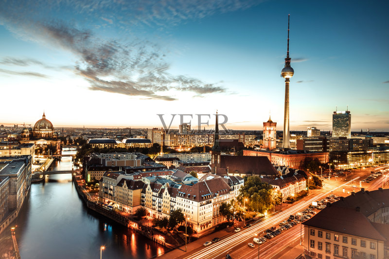 日落柏林电视塔和大教堂正版图片素材