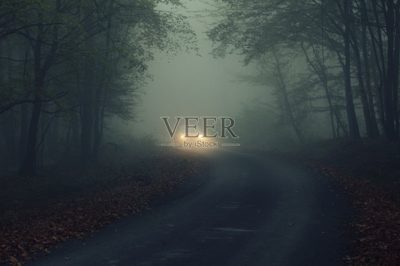 雾天夜里的汽车正版图片素材