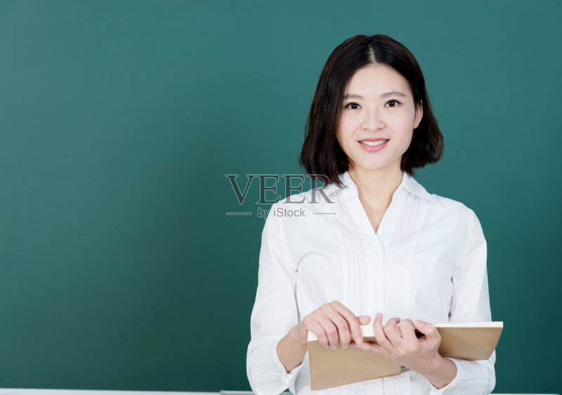 女老师站在黑板前正版图片素材