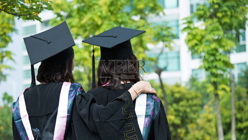 校园里两个女毕业生的后视图正版图片素材