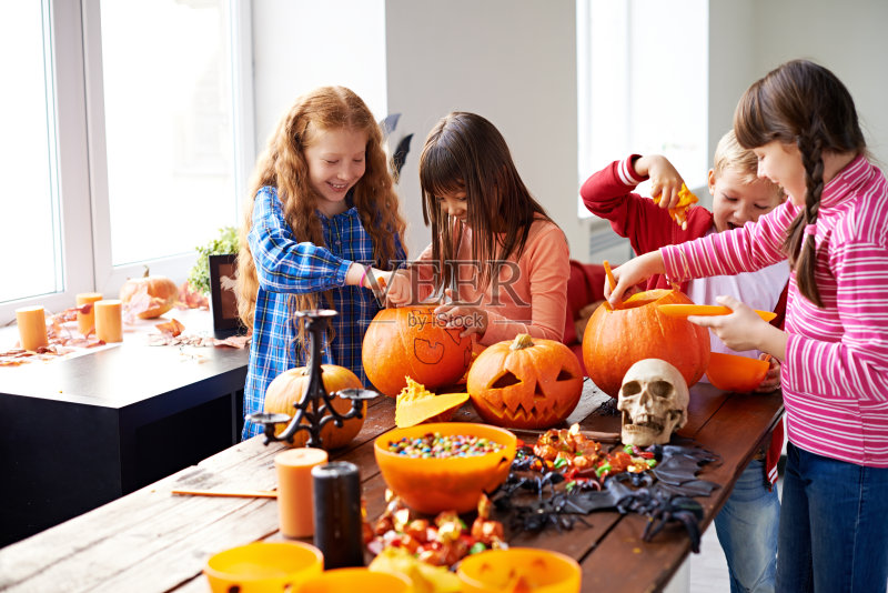 创造性的后代:孩子们在万圣节做不给糖就捣蛋的装饰正版图片素材
