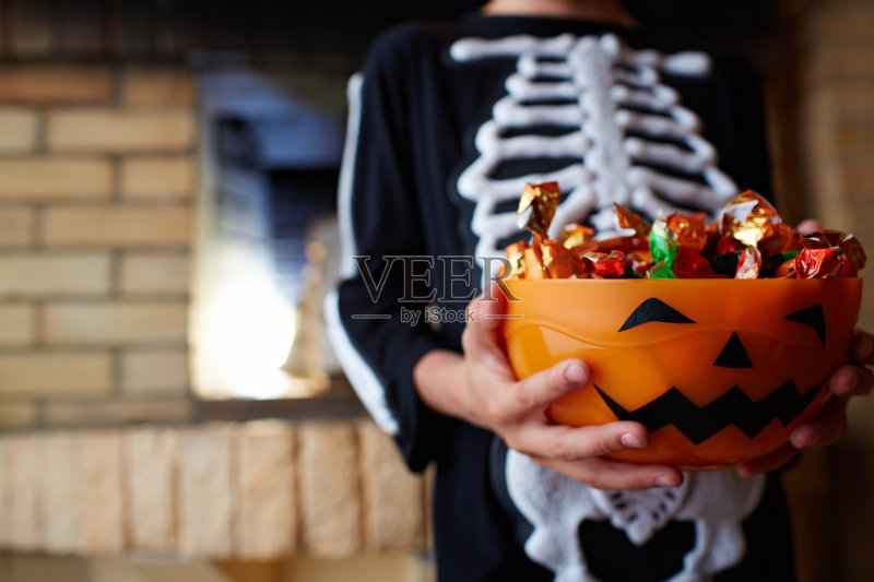 万圣节的碗,里面有人们给的巧克力糖果正版图片素材