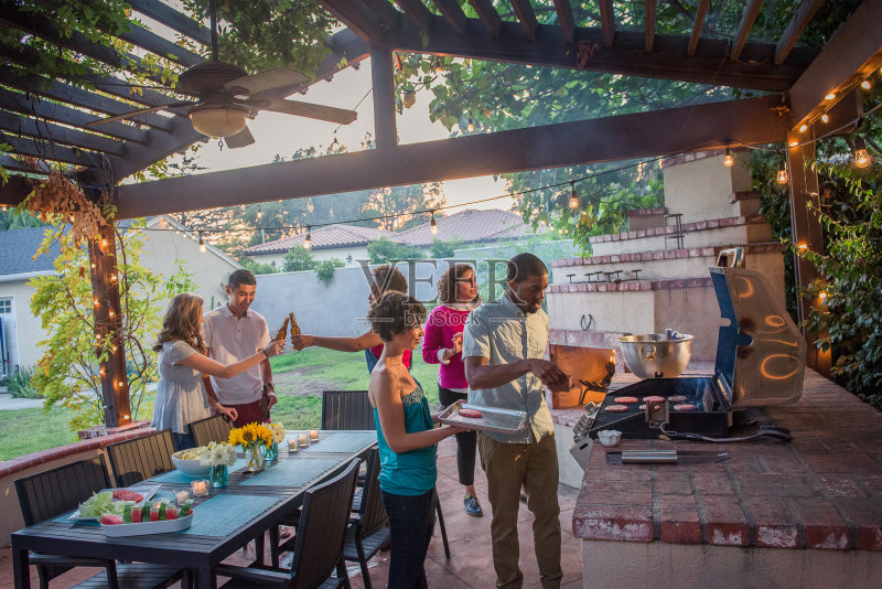 夏日后院烧烤的潮人正版图片素材