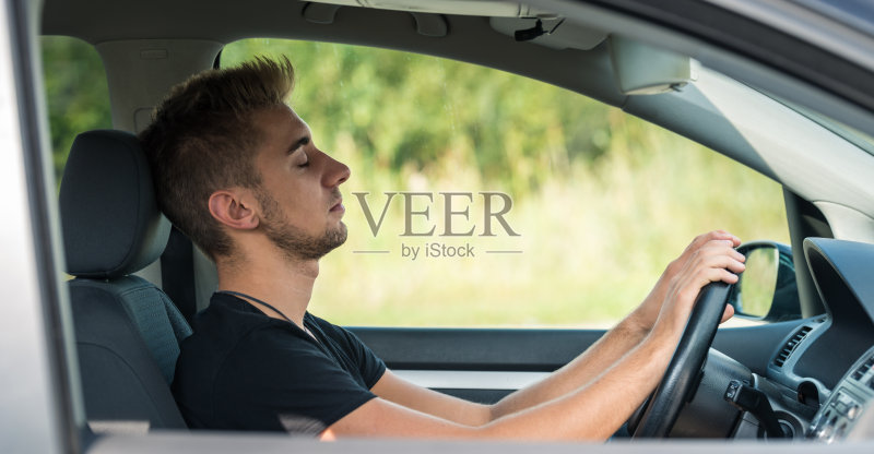 疲倦的人睡在方向盘上正版图片素材