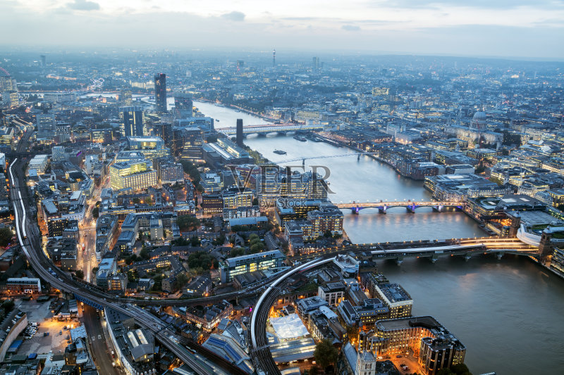 伦敦被照亮的黄昏,鸟瞰图正版图片素材