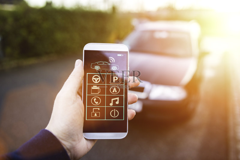 应用程序连接到汽车,让用户控制它正版图片素材