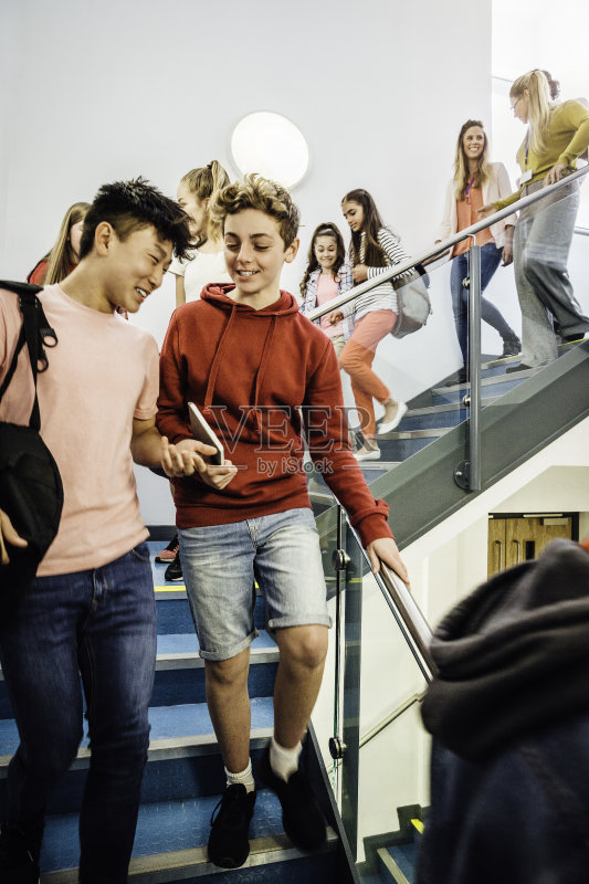小学生走下学校楼梯正版图片素材
