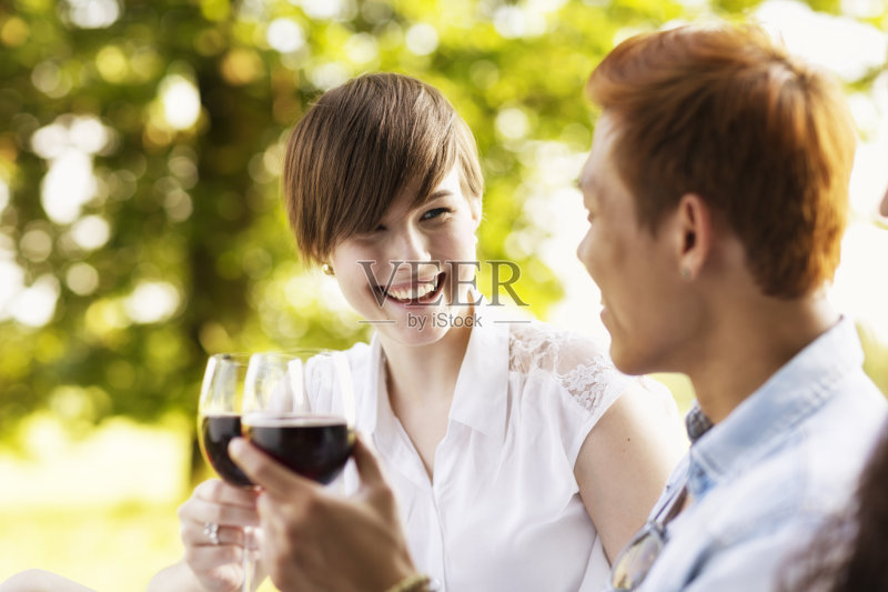 年轻夫妇在夏天喝红酒正版图片素材