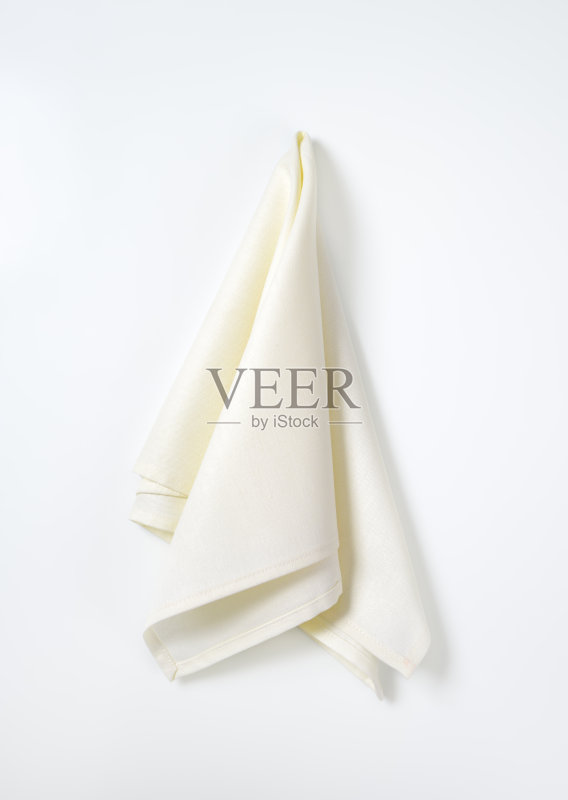 白色背景上的白色折叠亚麻餐巾正版图片素材