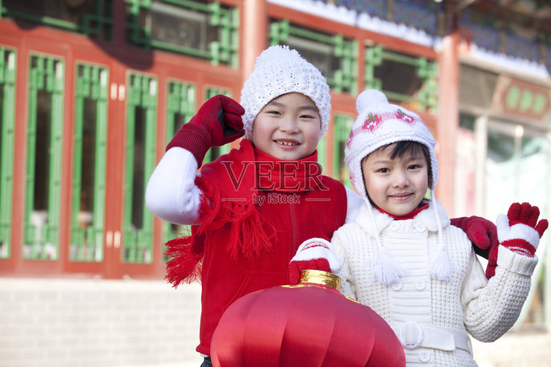 孩子们提着红灯笼正版图片素材