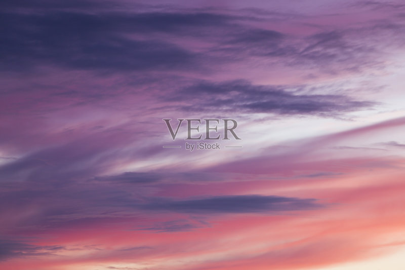 日落时粉红色和橙色的云彩。正版图片素材