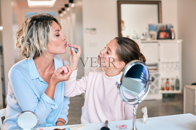 妈妈和女儿在化妆正版图片素材