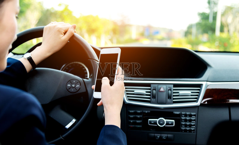 开车时发短信正版图片素材