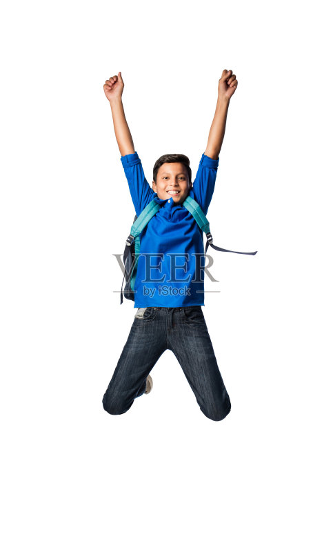 拉丁男孩跳着对着镜头微笑正版图片素材