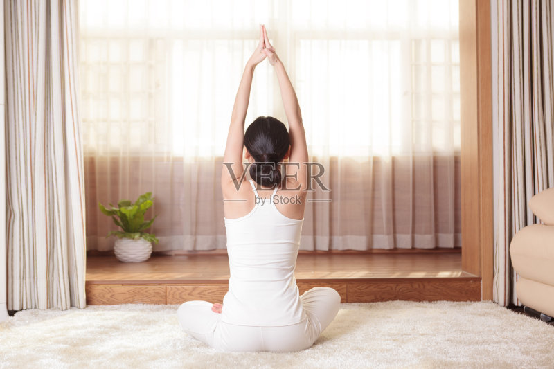 年轻女性做瑜伽运动正版图片素材