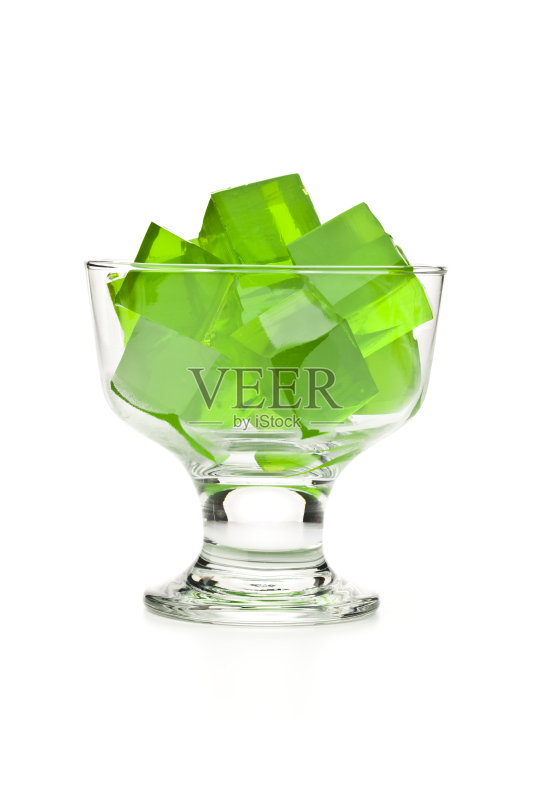 装着绿色明胶的甜点杯。正版图片素材